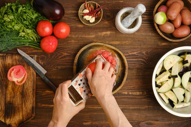 Osoba przygotowująca danie